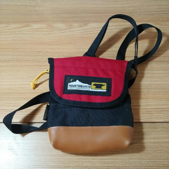 Mountainsmith Unisex Crossbody Small Bag Trippin  Pouch‎ Classic Red Nylon - Picture 1 of 5